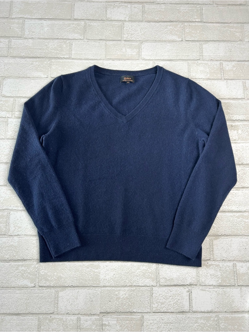 Quince Men’s Mongolian Cashmere Sweater V-Neck - Navy medium